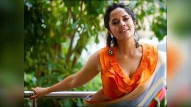 Gorgeous Alert! Anasuya Bharadwaj's postures in a saree will leave ...