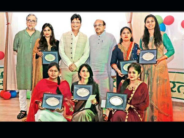 Noted lyricist Irshad Kamil shares his journey with Hindi students