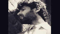 Kartik Aaryan is definitely missing someone in his latest picture! Guess who? 