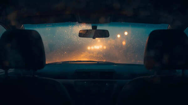 How to clear a foggy windshield quickly in cold and rainy weather