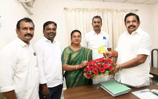 DMK councillor in Coimbatore switches loyalty to AIADMK
