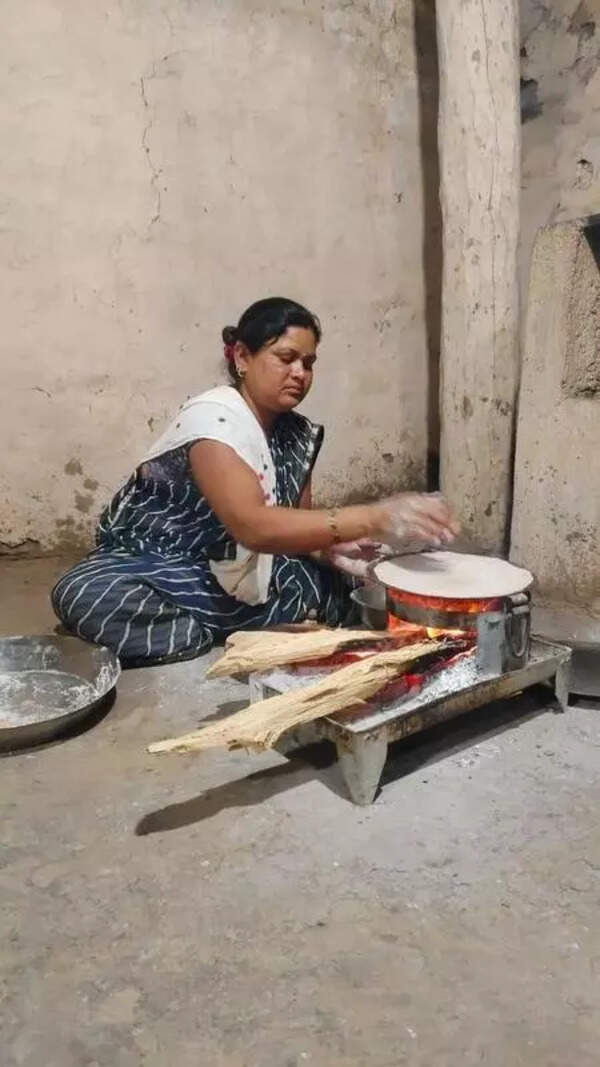 300 Dhule families show the way, switch to nature-powered cooking to ease LPG crisis