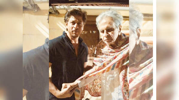 Pic: Shah Rukh Khan pays a visit to veteran actor Dilip Kumar at his residence