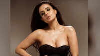Ameesha Patel looks sizzling hot in latest pictures 