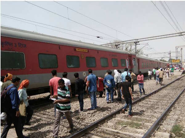 Lokmanya Tilak Superfast Express derails at Unnao in UP, no casualties