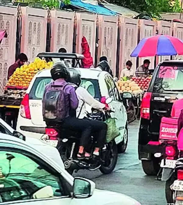 Encroachers adjacent to Lal Kothi Sabzi Mandi return hrs after drive