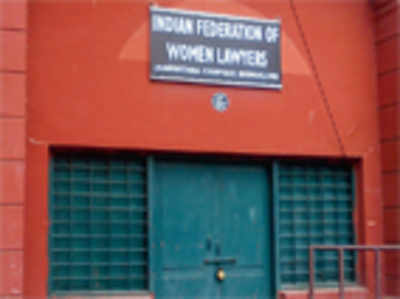 Women lawyers spar over HC room