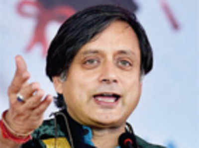 Tharoor thanks Modi, raises hackles of Kerala Congress