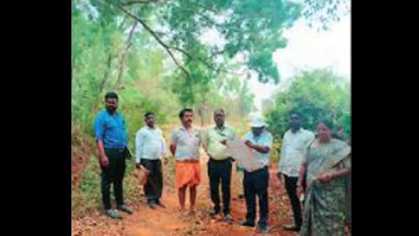 Karnataka: Two taluk officers hurt while escaping from elephant in Hassan