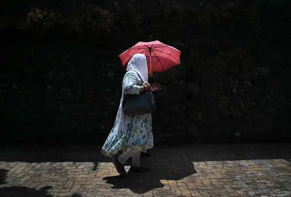 Mumbai temperature moderate at 34.5 C, but humidity drives up discomfort