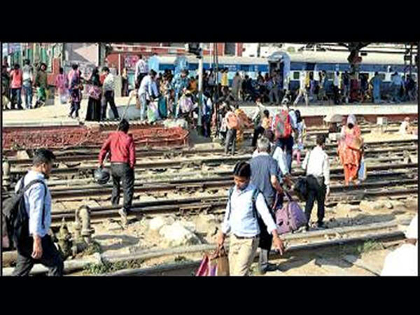 2 last-min changes rush people to tracks