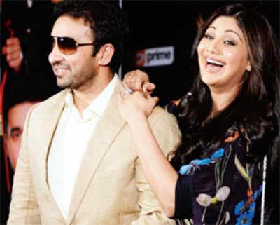 Raj, Shilpa take a break from cricket