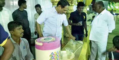 Neera, a welcome drink at reception