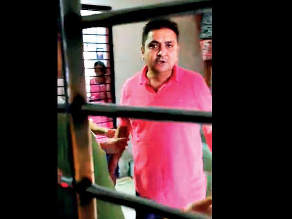 Surat couple held for threatening psychiatrist