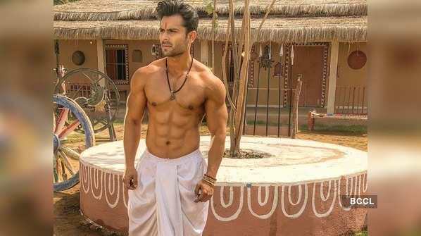 ​Ishq Mein Marjawan actor Shoaib Ibrahim flaunts his six-pack abs in the latest picture