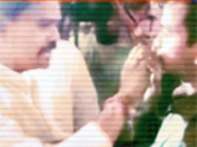Shiv Sena MP forces Muslim man to break Ramzan fast, raises political storm
