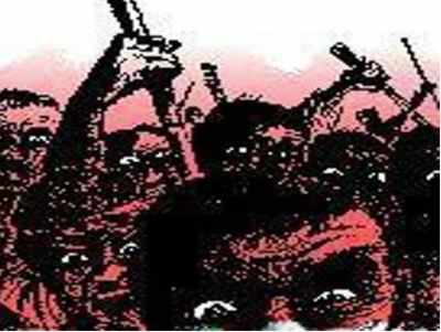 Mob attacks 26 cops chasing snatchers, tries to set 1 ablaze