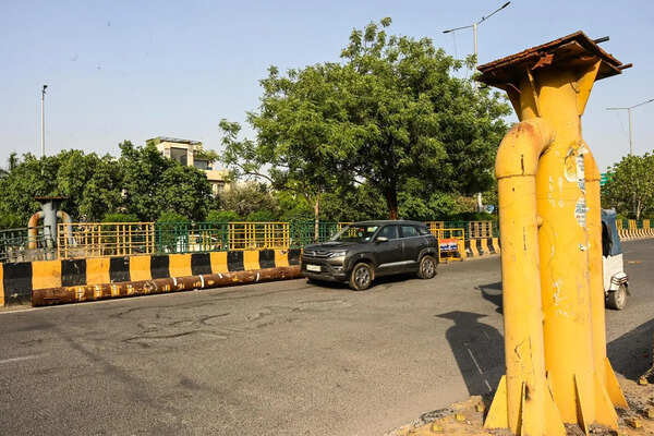 Rusted height barrier comes crashing down near Botanical Garden metro station