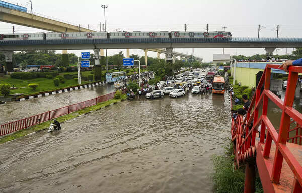 Traffic gets stuck on flooded roads in Delhi, commuters suffer