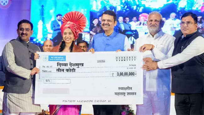 Chess | Rs 3 crore reward! Divya Deshmukh felicitated by Maharashtra CM