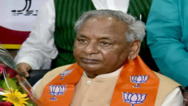 Madhya Pradesh CM Shivraj Singh Chouhan, Uma Bharti pay tributes to Kalyan Singh