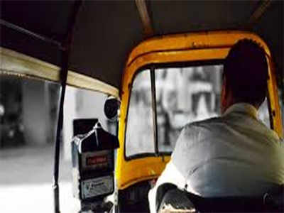 Auto driver loses EMI money to local gang