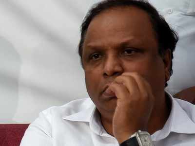 BJP leader Ashish Shelar's father passes away; urges people not to congregate