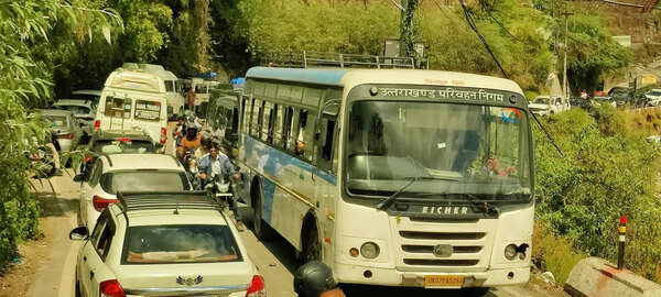 Weekend rush causes long traffic snarls in Mussoorie