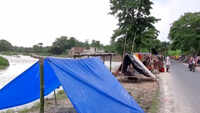 Hit by flood, locals set up temporary shelters along road in Muzaffarpur 