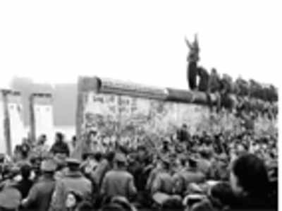 In city, on 25th anniv of Berlin Wall razing