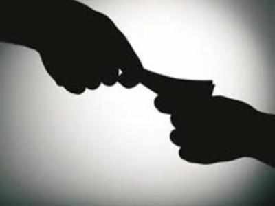 Bribe-taking policemen suspended
