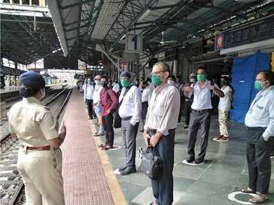 Mumbai: Six people including three BEST workers booked for not following social distancing norms