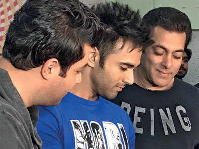 Salman Khan shoots for Bigg Boss 11 Weekend Ka Vaar despite being seriously unwell