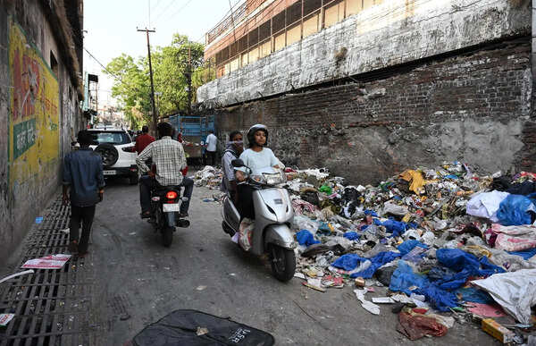 Garbage dumping chokes Paltan Bazaar’s Raja Road