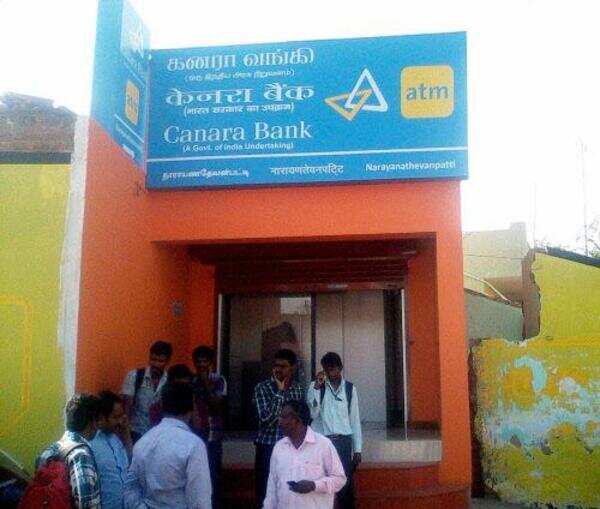 Banks prepare for long queues as long weekend deepens crisis