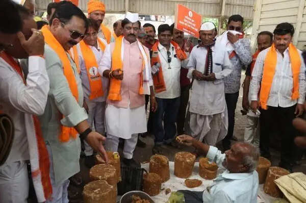Sambhajinagar civic body’s decision to shut down roadside weekly bazaars meets political resistance