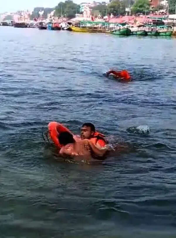 Youth climbs Malviya bridge arch, jumps into Ganga, dies