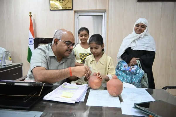 DM gifts piggy bank, school bag to girl who lost savings