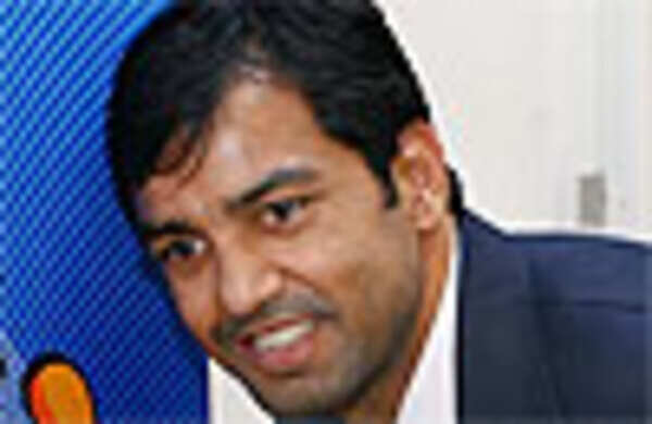 Weaver, Akhil warm up with verbal jabs