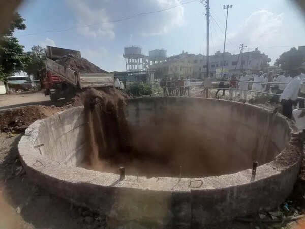 Nine family members, including six children, killed as car plunges into well in Dindori, Nashik