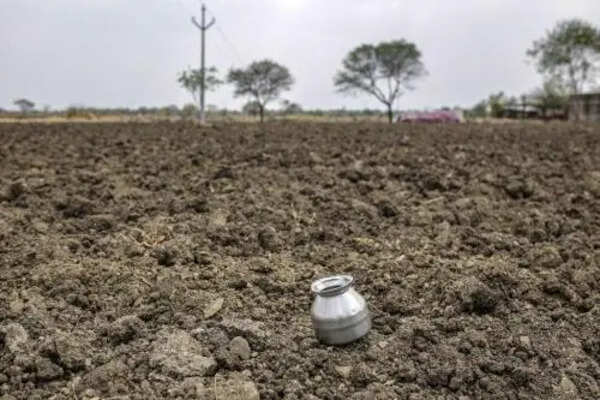 Committee submits report on farm loan waiver to Maharashtra chief minister Devendra Fadnavis