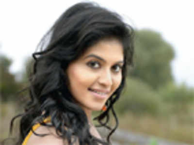 Anjali in another controversy!