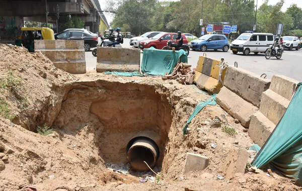 Water pipe breach causes road cave-in near Sukhrali flyover in Gurgaon, repairs under way