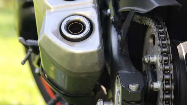 How to clean your motorcycle’s chain at home: Tips and suggestions