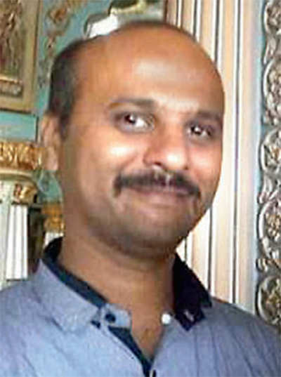 Car crash kills Lokayukta sp Ravi Kumar