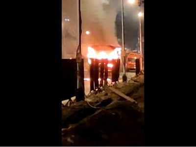 Mumbai: Major tragedy averted as bus catches fire; 40 rescued