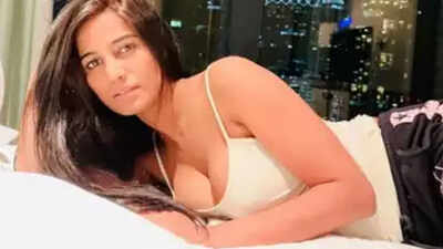 Poonam Pandey's arrest in Mumbai sparks a meme fest on social ...