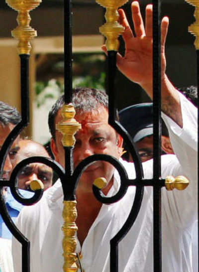 Sanjay Dutt leaves home to surrender in court