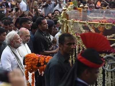 On Atal Bihari Vajpayee's final journey, PM Narendra Modi and other BJP leaders walk 4 km with casket to Smriti Sthal