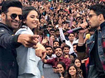 Team Aiyaary hangs out with student fans at DU’s SRCC college
